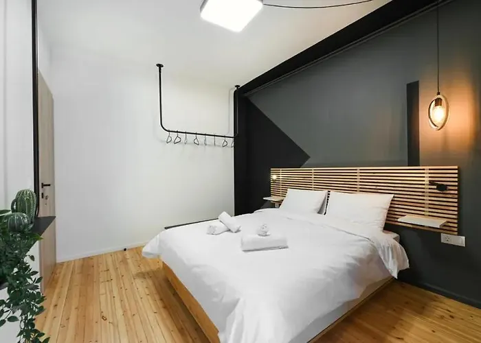 Wendy's Treehouse Atmabnb 27 *